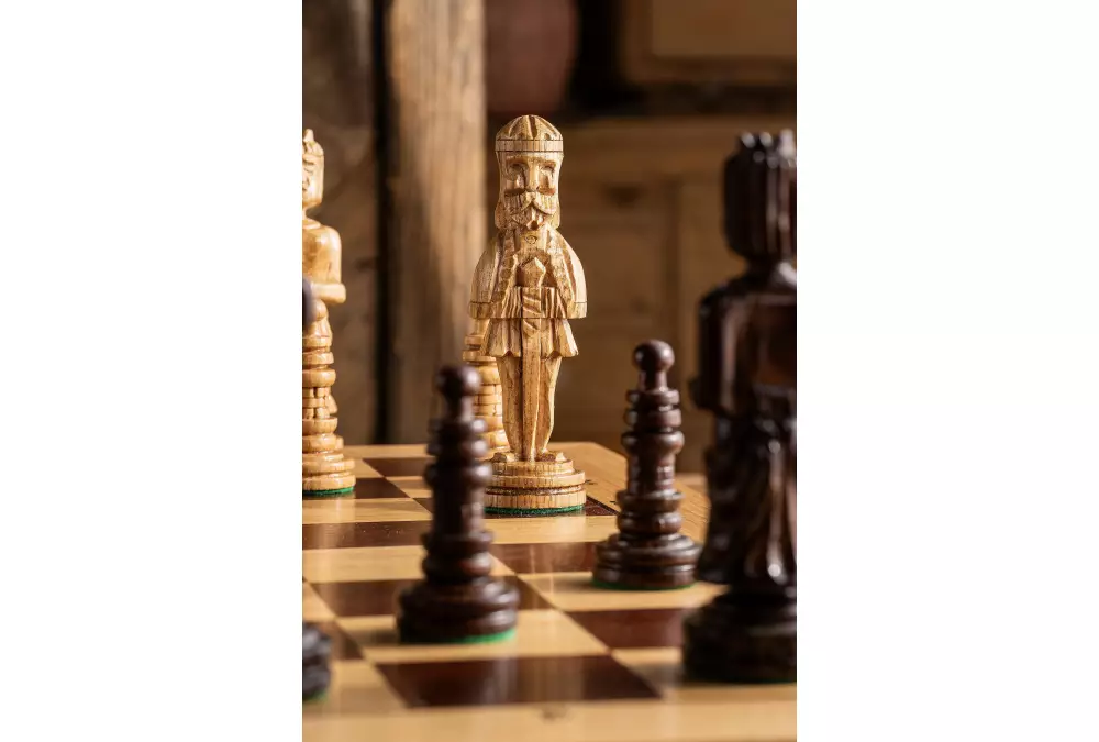 DUŻE SZACHY DĘBOWE (64,5x65cm) intarsjowane, rzeźbione, drewniane